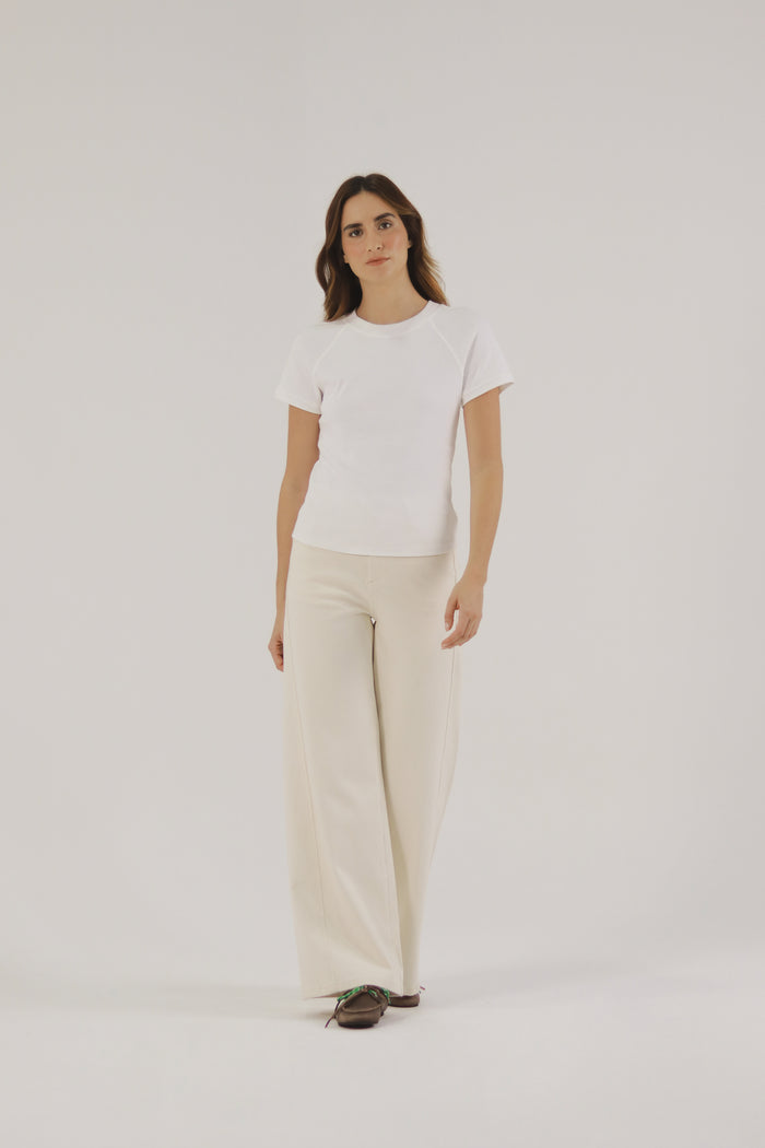 Jean Creta Beige de Tiro Alto plano detalle — C1entoUno | Moda con Criterio Medellín